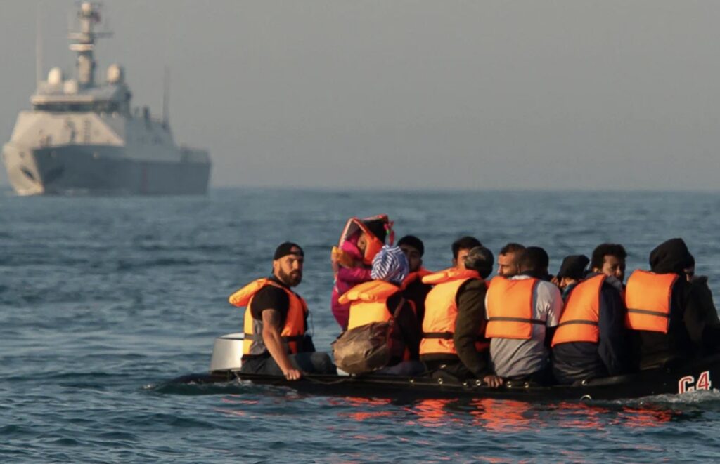 Ndërrojnë jetë 8 emigrantë në Kanalin anglez