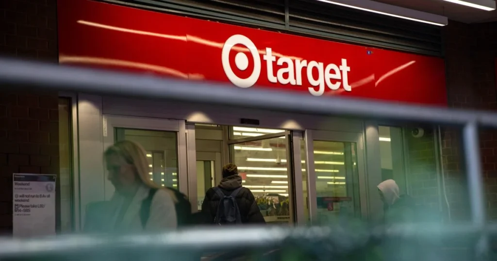Si në filma! 8-vjeçarja merr makinën e prindërve, shkoi në Target për të bërë pazar