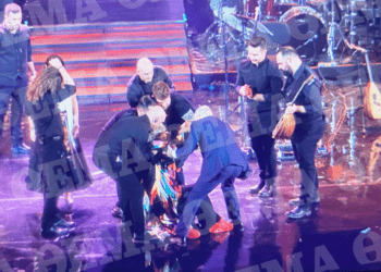 Rrëzohet këngëtarja legjendare greke në skenë