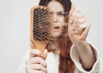 Ushqimet që duhet të konsumoni nëse vuani nga rënia e flokëve