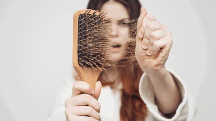 Ushqimet që duhet të konsumoni nëse vuani nga rënia e flokëve
