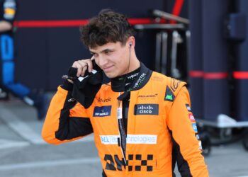 Lando Norris fiton në Singapor, pas tij Verstappen e Piastri