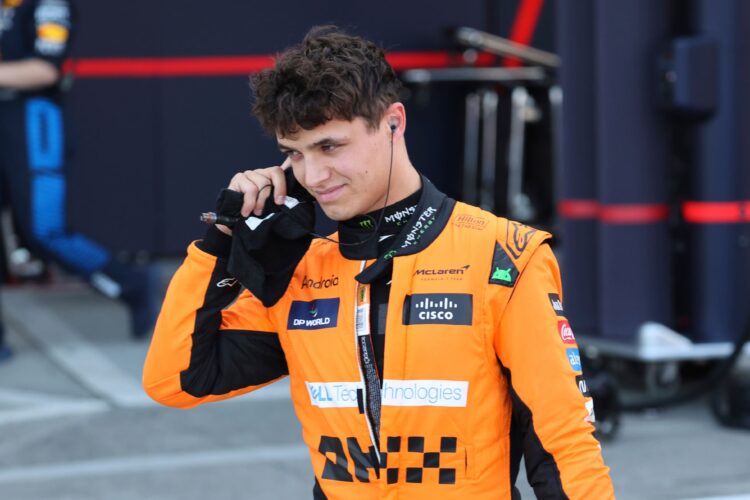 Lando Norris fiton në Singapor, pas tij Verstappen e Piastri