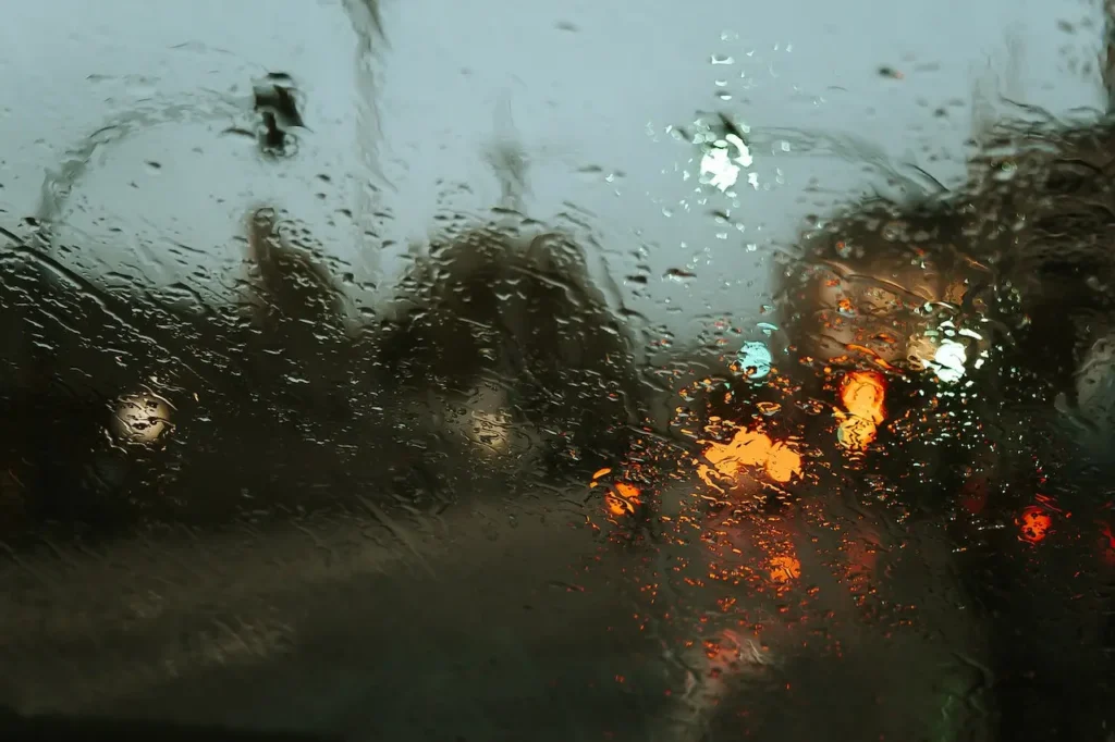 Reshje shiu dhe stuhi të forta ere, ja si parashikohet moti sot