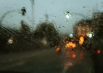 Reshje shiu dhe stuhi të forta ere, ja si parashikohet moti sot