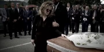 “Zoti të merrte mua!”/ E shoqja në lot mbi arkmortin e Gerti Bogdanit