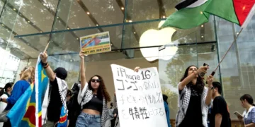 “Po përfitoni nga gjenocidi”/ ‘Shpërthejnë’ protestat në dyqanet e Apple