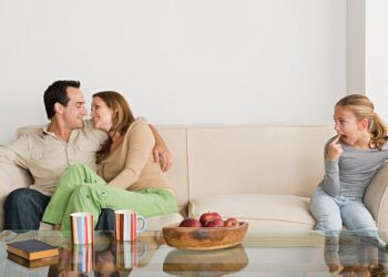 ‘E kisha tmerr t’i shihja prindërit duke u puthur’,moderatorja ‘habit’ me deklaratën