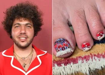 Benny tregon modelin e thonjve të këmbëve të frymëzuar nga një qilim