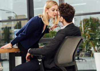 Shenjat që i thonë po flirtit në zyrë