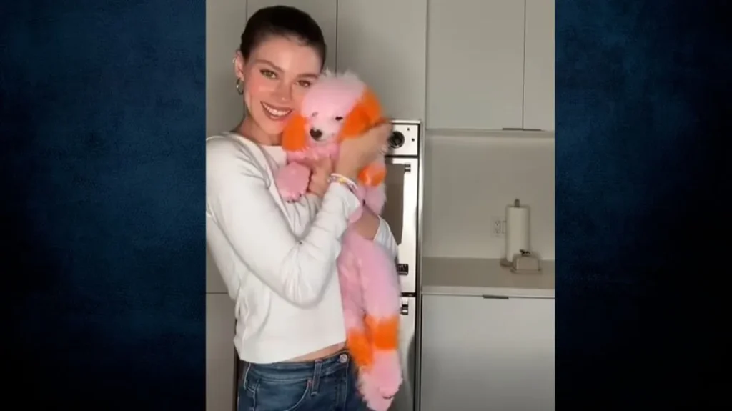 Nicola Peltz lyen qentë në ngjyrat portokalli dhe vjollcë, fansat: S’është normale