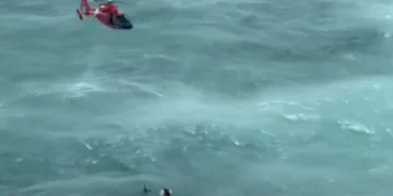 E frikshme/ Uragani Milton “fluturon” në mes të detit një person