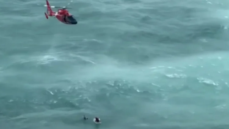 E frikshme/ Uragani Milton “fluturon” në mes të detit një person