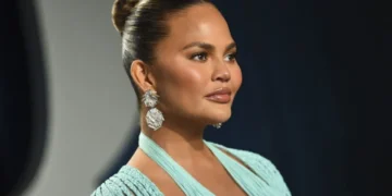Chrissy Teigen flet “pa dorashka” për përvojën e abortit: “Nuk e dija çfarë po bëja”
