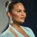 Chrissy Teigen flet “pa dorashka” për përvojën e abortit: “Nuk e dija çfarë po bëja”