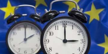 Ndryshimi i orës, nesër akrepat do të kthehen 60 minuta pas