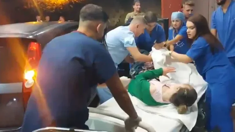 Protesta/ Makina ngeci në trafik, qytetarja lind fëmijën në automjet