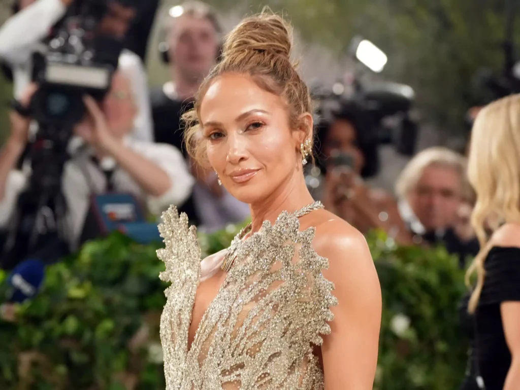 Jennifer Lopez pranon se ishte ‘e frikshme’ të ishte e vetme këtë verë