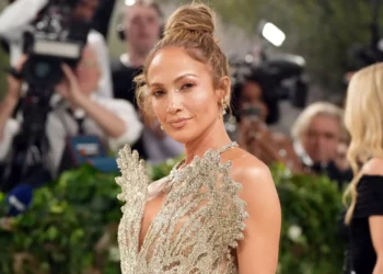 Jennifer Lopez pranon se ishte ‘e frikshme’ të ishte e vetme këtë verë