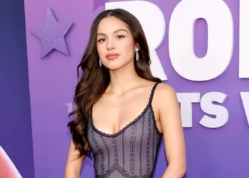 U rrëzua në skenë, Olivia Rodrigo rrëfen momentin “e tmerrshëm”!