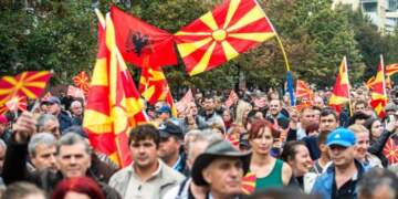 Kriza në Maqedoninë e Veriut: Mbi 800 shqiptarë largohen nga administrata