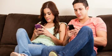 Eksperti i OBSH-së: Kontrolloni varësinë ndaj smartfonëve, të ndalohet si duhanpirja