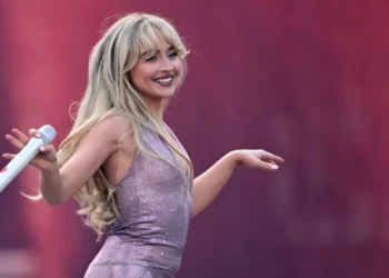E akuzojnë se këndon playback në koncertet e saj, ja si përgjigjet Sabrina Carpenter