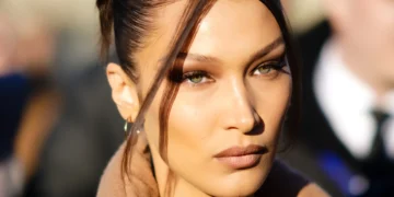 Si rrallëherë, Bella Hadid ndan foto të ëmbla me nënën