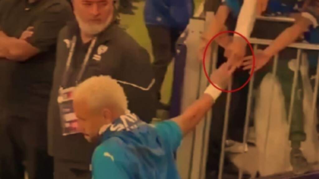 VIDEO/ Momenti kur tifozi i vjedh Neymarit unazën 15 mijë euro nga gishti