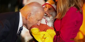 E pazakontë! Biden kafshon fëmijët për Halloween! Merr kritika në rrjet