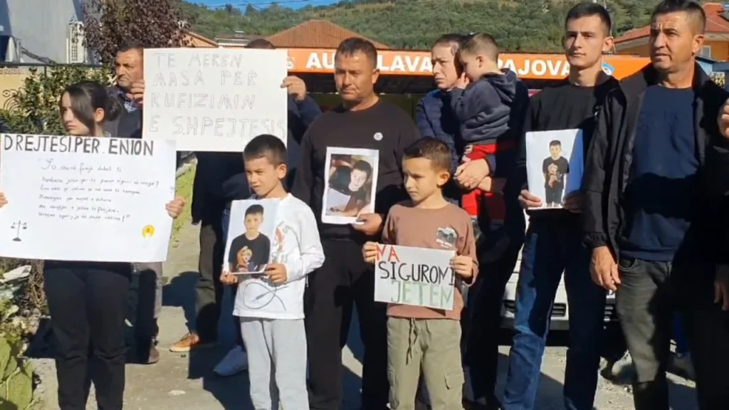 “Na siguroni jetën”/Përplasja për vdekje e 8-vjeçarit,qytetarët protestojnë në Peqin