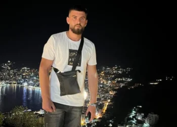 Ndërron jetë tragjikisht 21-vjeçari fierak, e përplasi makina teksa ecte me motorr