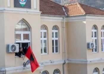 Flamuri shqiptar u vendos sot në zemër të Serbisë!