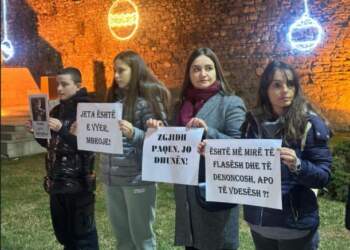 “Duam siguri”/ Marshim sensibilizues në Elbasan për vrasjen e 14-vjeçarit