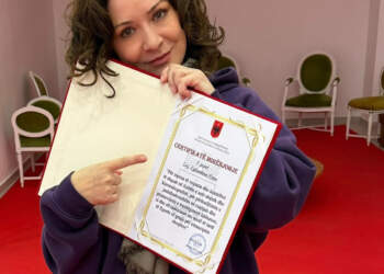 “Mirënjohje dhe emocion”/ Egla Ceno merr çmimin e rëndësishëm në Gjirokastër