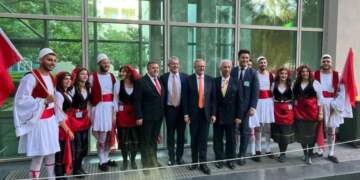 Kryeministri australian e pranon me krenari: Jam shqiptar