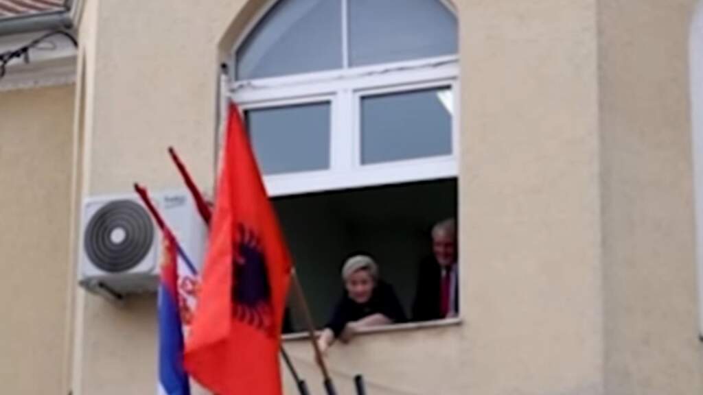 Kryetarja e komunës së Preshevës ngre flamurin shqiptar: Duam barazi dhe respekt