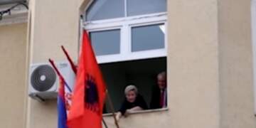 Kryetarja e komunës së Preshevës ngre flamurin shqiptar: Duam barazi dhe respekt