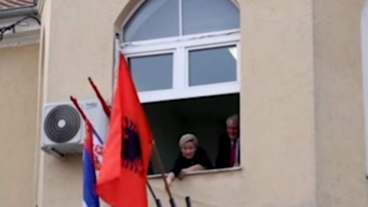 Kryetarja e komunës së Preshevës ngre flamurin shqiptar: Duam barazi dhe respekt
