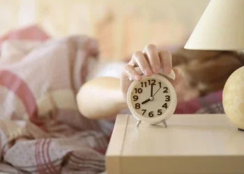 Gjumi i parregullt rrit rrezikun e goditjes në tru dhe sulmeve në zemër