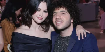 Benny shpall veten ‘Mashkulli më i nxehtë’,por Selena është ajo që tërheq vëmendjen