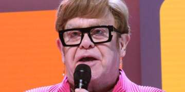 Elton John vazhdon të humbasë shikimin: Ç’po ndodh me këngëtarin?