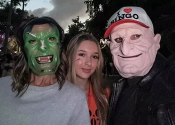 Victoria Beckham ‘vishet’ për Halloween për herë të parë në 27 vjet