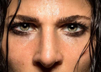 Çfarë ndodh kur dikush na shikon ftohtë dhe pa emocione?