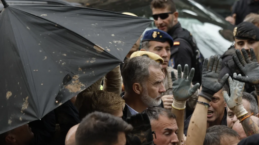 Përmbytjet/ Populli i Valencias godet me baltë Mbretin, Mbretëreshën & kryeministrin