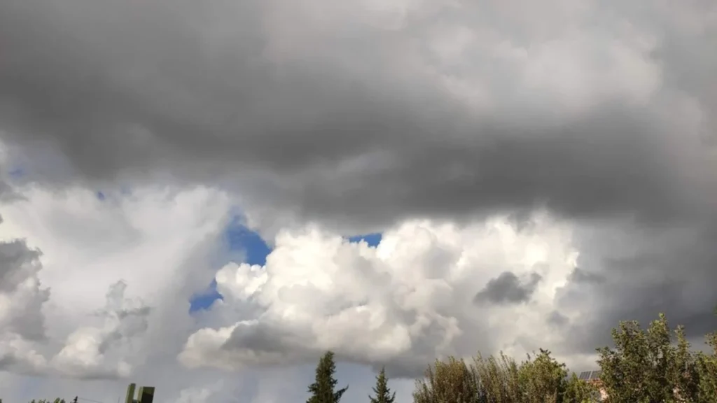 Reshje shiu dhe dëbore, temperaturat ulen në -1 gradë C