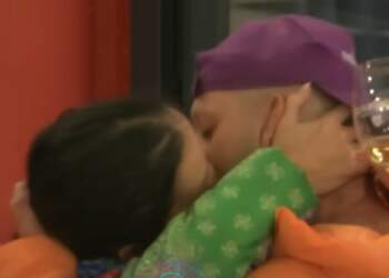 Dashuria gjithnjë e më e dukshme! Dyshja shkëmbejnë puthjen e parë në “BBVK”