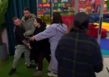 “Plas” keq në shtëpinë e ‘BBVA’, Zebervoki i kërkon Xumit të futen bashkë në tualet