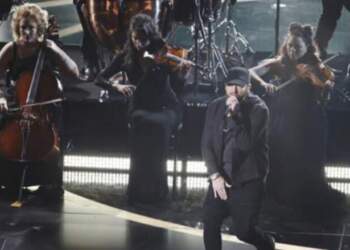 Pas vdekjes të së ëmës, Eminem dha performancën e parë me këngën fyese për të