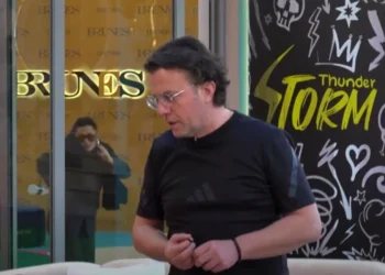 Incident në ‘BBVA’, Rozana përplas kokën me xhamin, banorja: U bëra meme